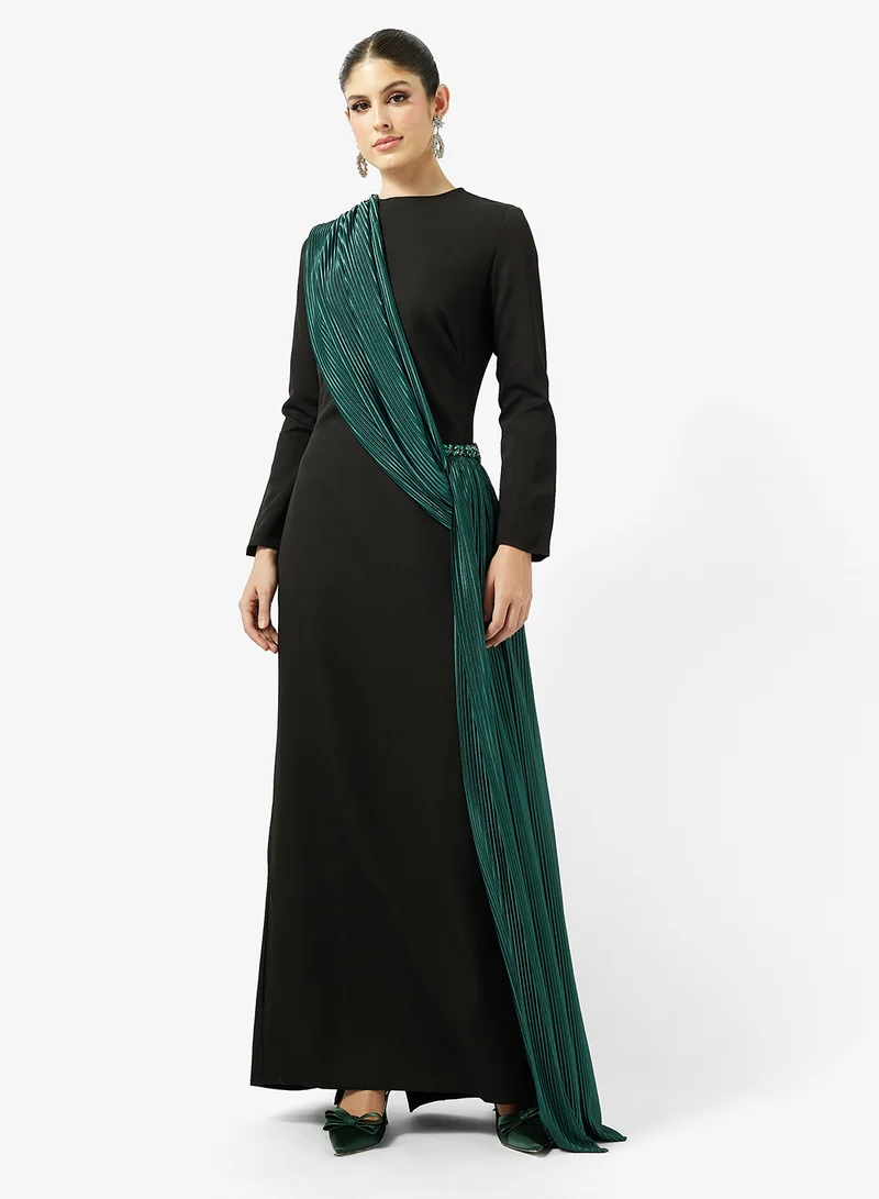 نمشي x فستان عمودي بكسرات مميزة